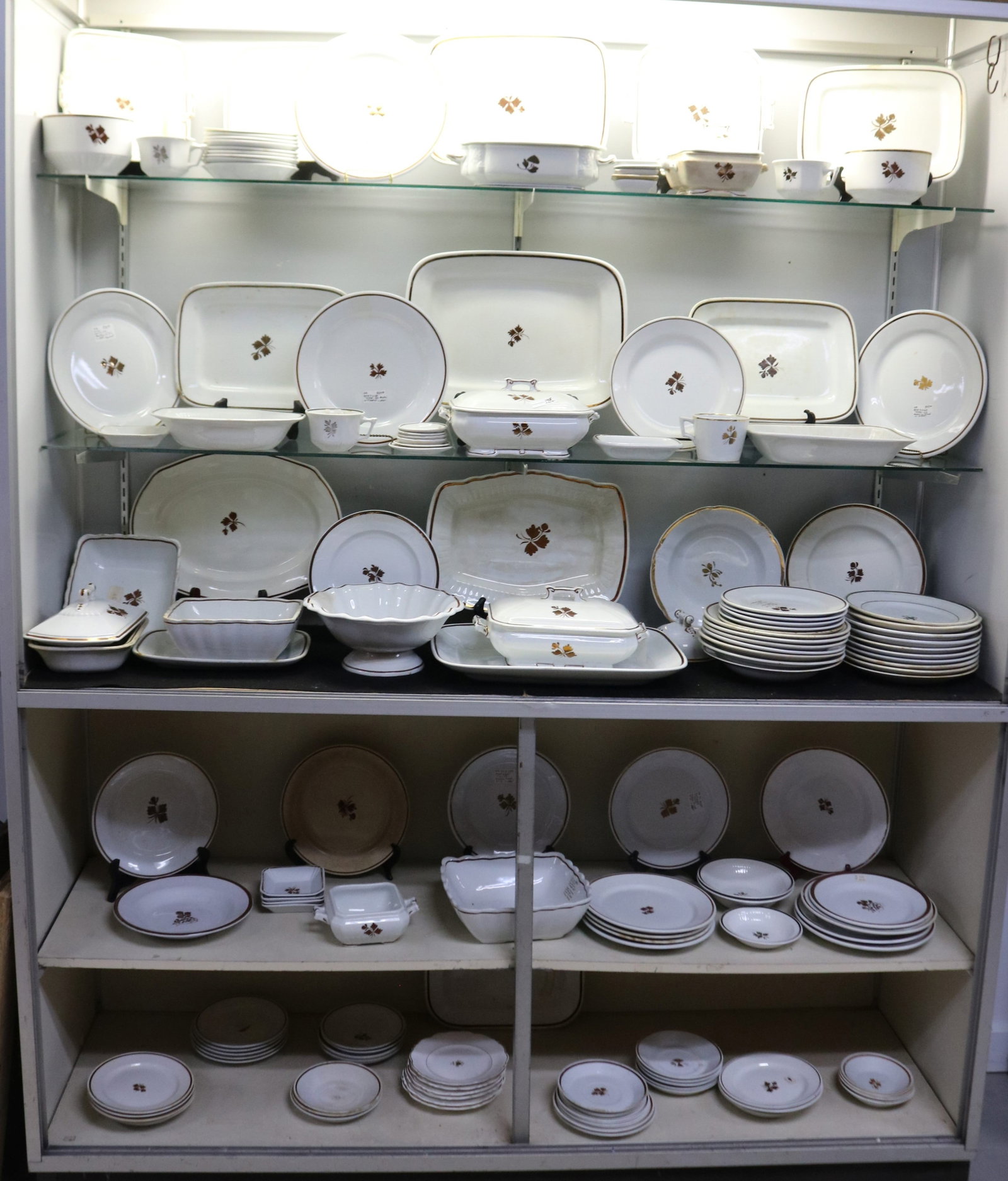 145 PCS. TEA LEAF LUSTRE TO INCLUDE PLATES,: PLATTERS, COVERED TUREENS, MUGS, BOWLS, ETC. 1/4" - 5 3/4" H, 3" - 15 1/2" W, MINOR DAMAGE, SOME WITH STAINS