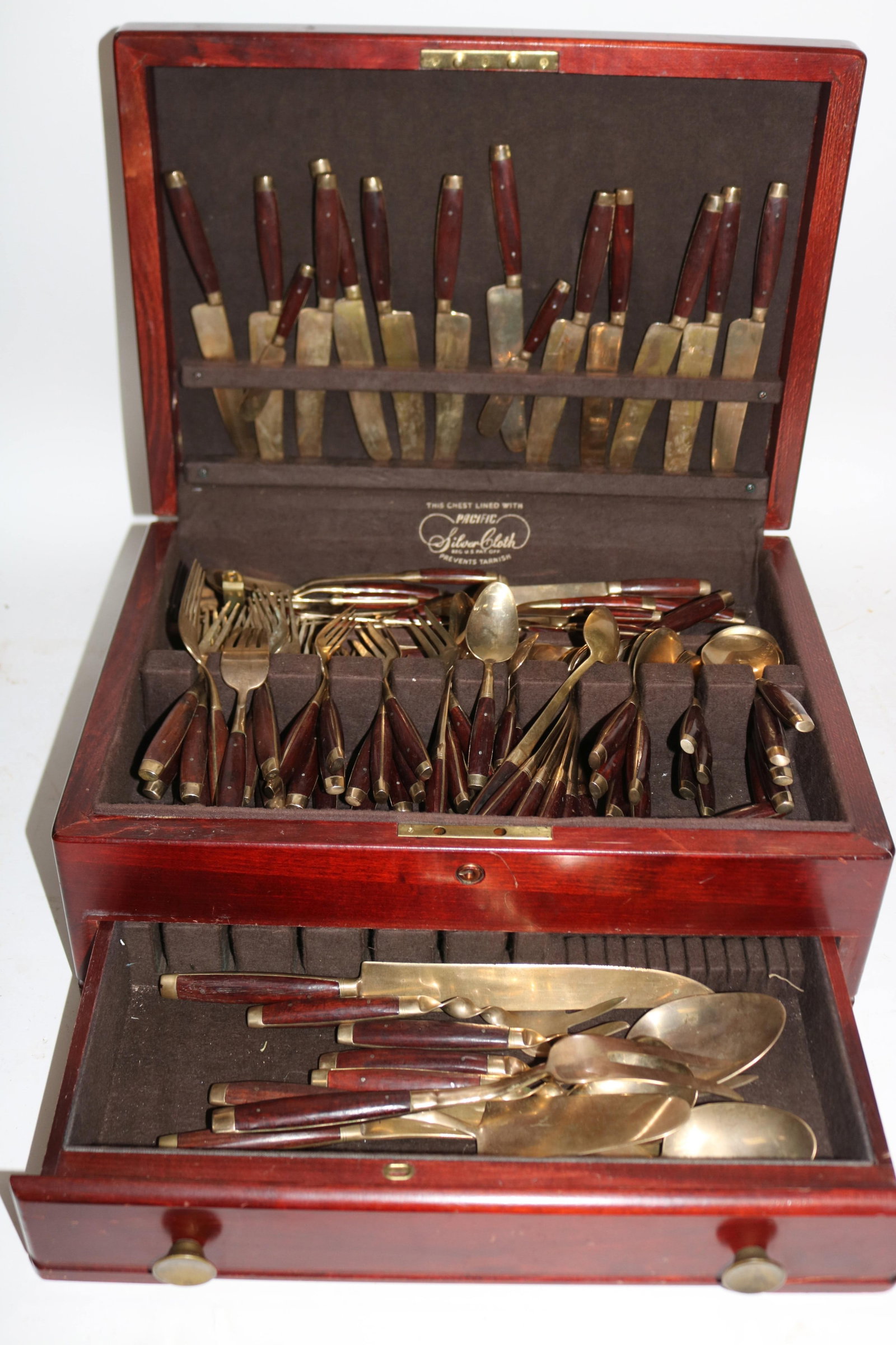 LARGE BRASS & TEAK FLATWARE SET, MID 20TH C. IN: BOX, APPROX. 106 PCS.