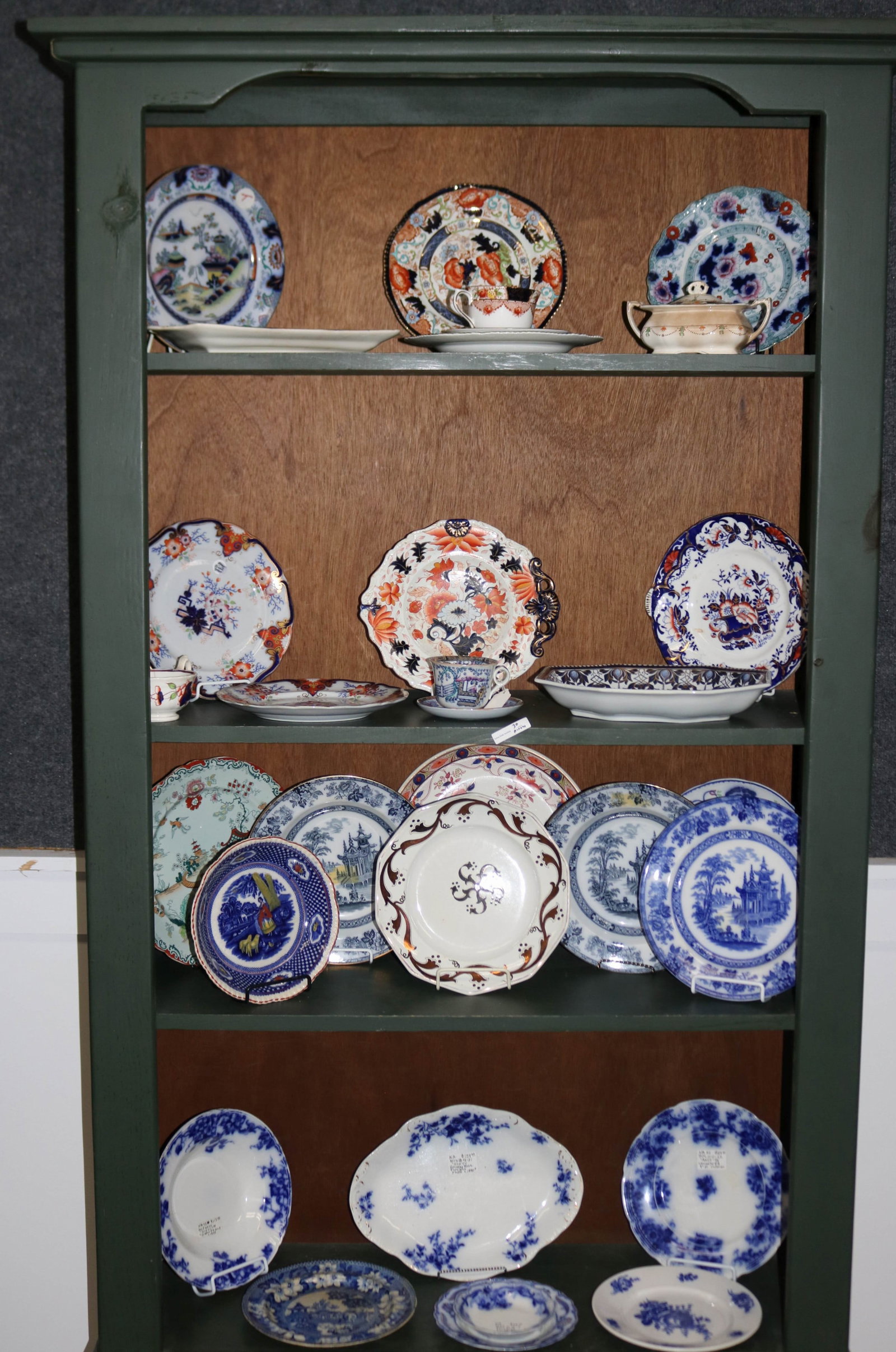 LOT 30 PCS. FLO BLUE, GAUDY IRONSTONE, ETC.: PLATES, PLATTER, TRAY, BOWLS, ETC. MINOR CHIPS & STAINS, 1/2" - 3 1/2" H, 30 3/4" - 12 1/2" W