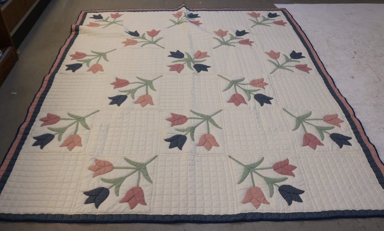 CONTEMPORARY QUILT, TULIP DESIGN, 8' X 6' 9": SEE PHOTO