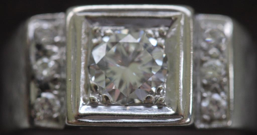 EXCEPTIONAL 14K WHITE GOLD MEN'S RING: WITH LARGE 1.1 CT. DIAMOND CENTER, EXCELLENT COLOR & CLARITY, FLANKED BY 6 SMALL DIAMONDS, ADDING APPROX. 1/4 CT. WEIGHT, 6.5 GRAMS TOTAL WEIGHT, SIZE 10, TESTED AND CERTIFIED DIAMOND