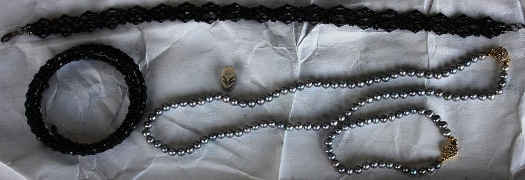 LOT OF 4 PCS. OF MISC. JEWELRY TO INCLUDE: GREY CULTURED PEARL NECKLACE & BRACELET, ADJUST BRACELET, AND BLACK CHOKER NECKLACE, ETC.