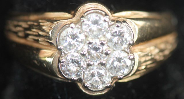 14K GENTS GOLD RING SET WITH 7 BRILLIANT DIAMONDS: TOTALING APPROX. 1 CT, SIZE 9, 6.8 GRAMS