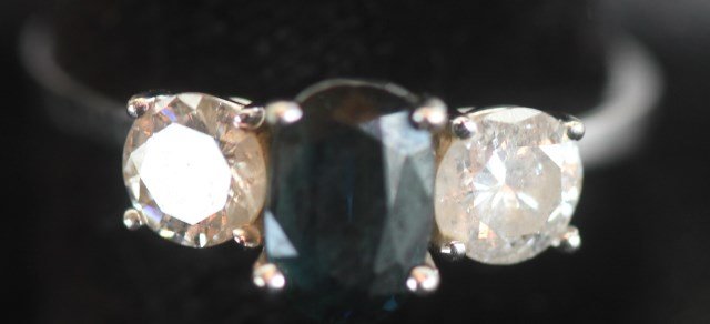 LADIES 18K WHITE GOLD RING WITH: OVAL SAPPHIRE (APPROX. 1 CT.) FLANKED WITH ROUND .30 CT DIAMOND ON EITHER SIDE, I GRADE, SIZE 6