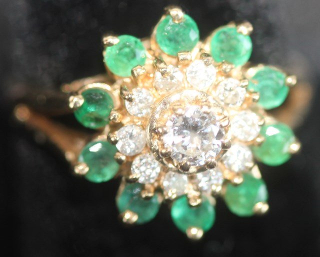LADIES 14K DIAMOND/EMERALD CLUSTER RING,: CENTERED WITH WHITE DIAMOND SOLITAIRE SURROUNDED WITH A ROW OF ROUND WHITE DIAMONDS & ROUND EMERALDS, SIZE 6 1/2