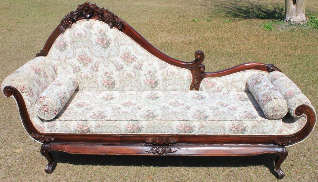20TH C. CARVED VICTORIAN STYLE DAYBED,: 46 1/2" H, 74" L, 27" D
