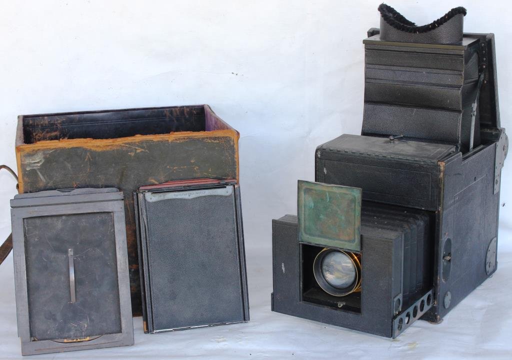 PRESSED GRAFLEX CAMERA, PTD. FULMER & SCHWING: FEB. 5 1907 ROCHESTER NEW YORK, IN ORIGINAL LEATHER CASE, MISSING COVER