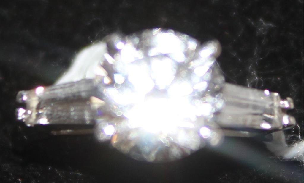 14K WHITE GOLD LADIES RING W/ 3 QUALITY CZ STONES: SZ 7