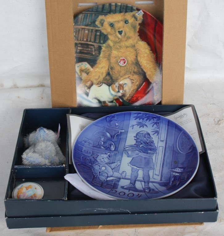 2004 STEIFF COLLECTORS PLATE W/ BEAR MEDALLION: COA AND STEIFF COLLECTORS CLUB PLATE IN BOXES