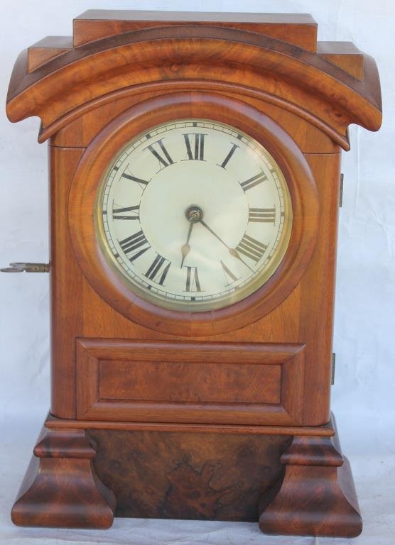 SETH THOMAS MAHOGANY SHELF CLOCK TIME & STRIKE: CLEAN CASE. 15 1/4"H X 10 1/2"W X 4 3/4"D, WITH KEY