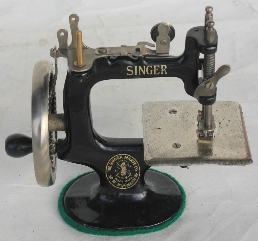 CLEAN WORKING CAST IRON SINGER CHILD'S SEWING: MACHINE. 7"H X 7"W X 3"D