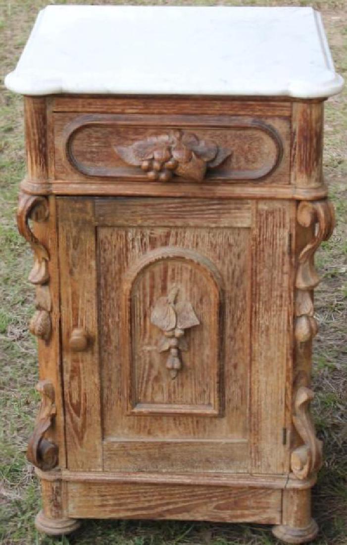 VICTORIAN WALNUT MARBLE TOP HALF COMMODE, COOKIE: CORNERS, OLD WORN FINISH, 30" H, 18" W, 16 1/2" DIA.