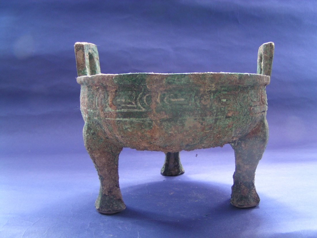 A Bronze Ding. Weastern Zhou Dynasty.: Western Zhou Dynasty. H 13.2cm. W 17.4cm.