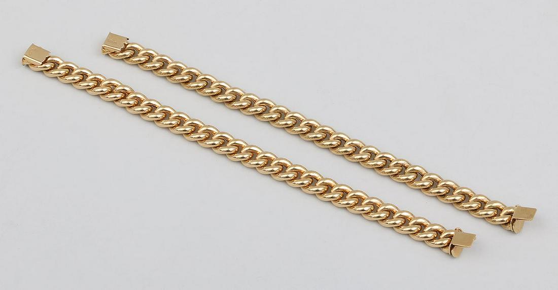 Pair of 18k gold chain bracelets: Pair of 18k gold chain bracelets, both marked. Longer 8-1/2''l. Total approximate weight 33.9 dwt.