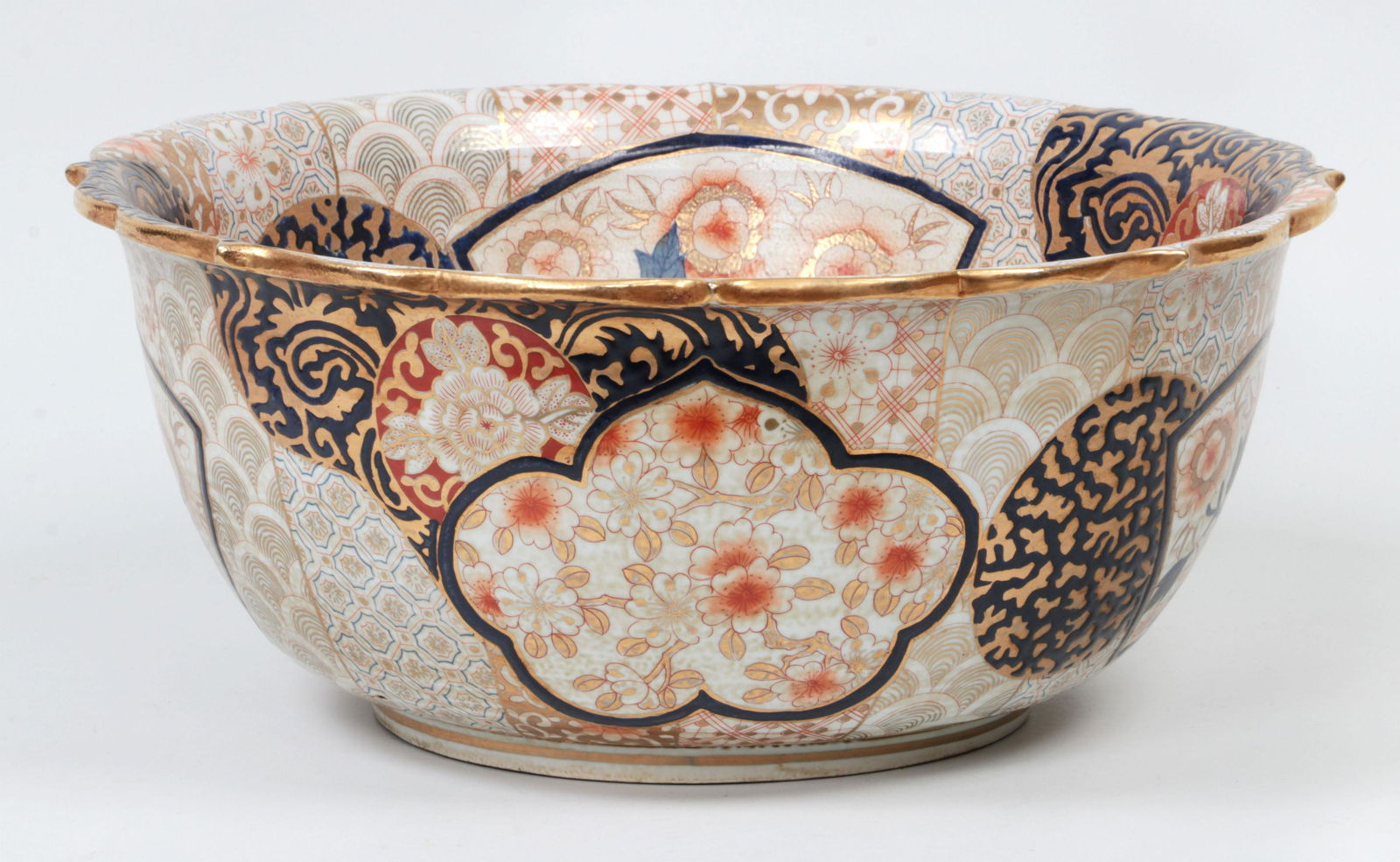 Large Imari style bowl (1 of 4)