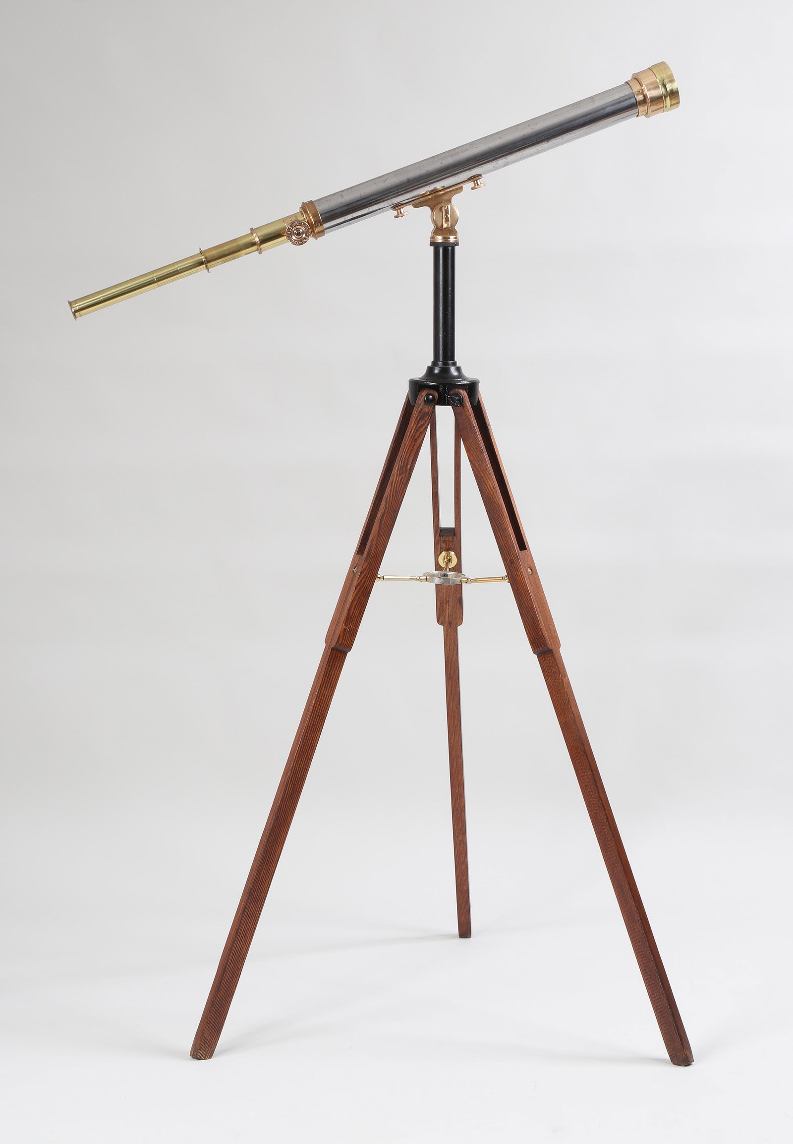 William & David Mogey telescope: 19th/20th century William & David Mogey single-draw brass mounted telescope, rack and pinion knob marked ''W.D Mogey, Plainfield N.J.'', mounted on wood tripod with vernier bracket, tripod knob marked