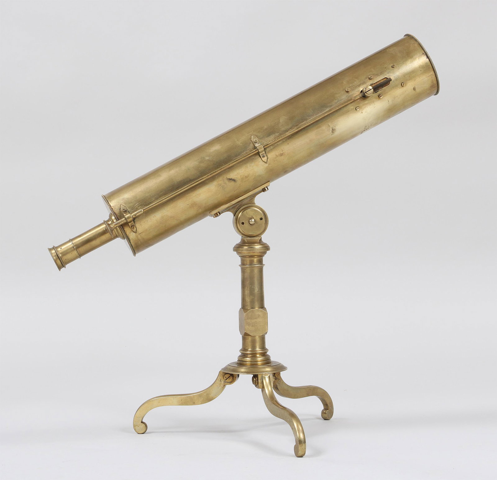 18th century James Champney reflector: English 18th century James Champney brass tabletop reflector telescope, with spotter, rack and pinion focusing, lens cover, signed on backplate ''James Champneys, Fleet Street, London'', set on tripod