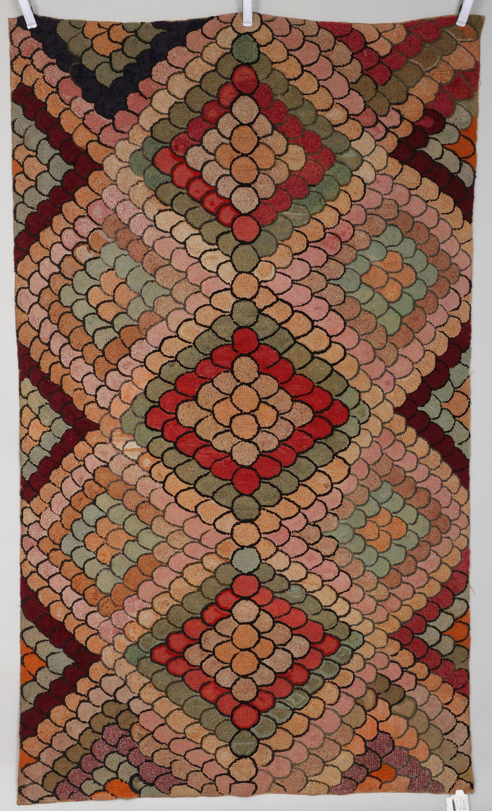 Large Clamshell Triple Diamond hooked rug (1 of 8)