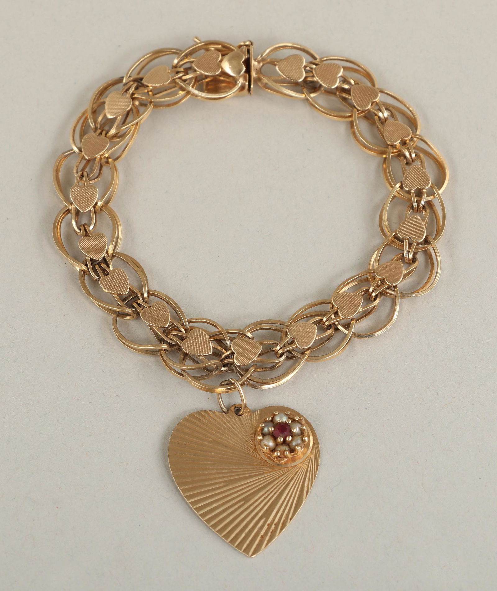 14k gold heart link bracelet (1 of 4)