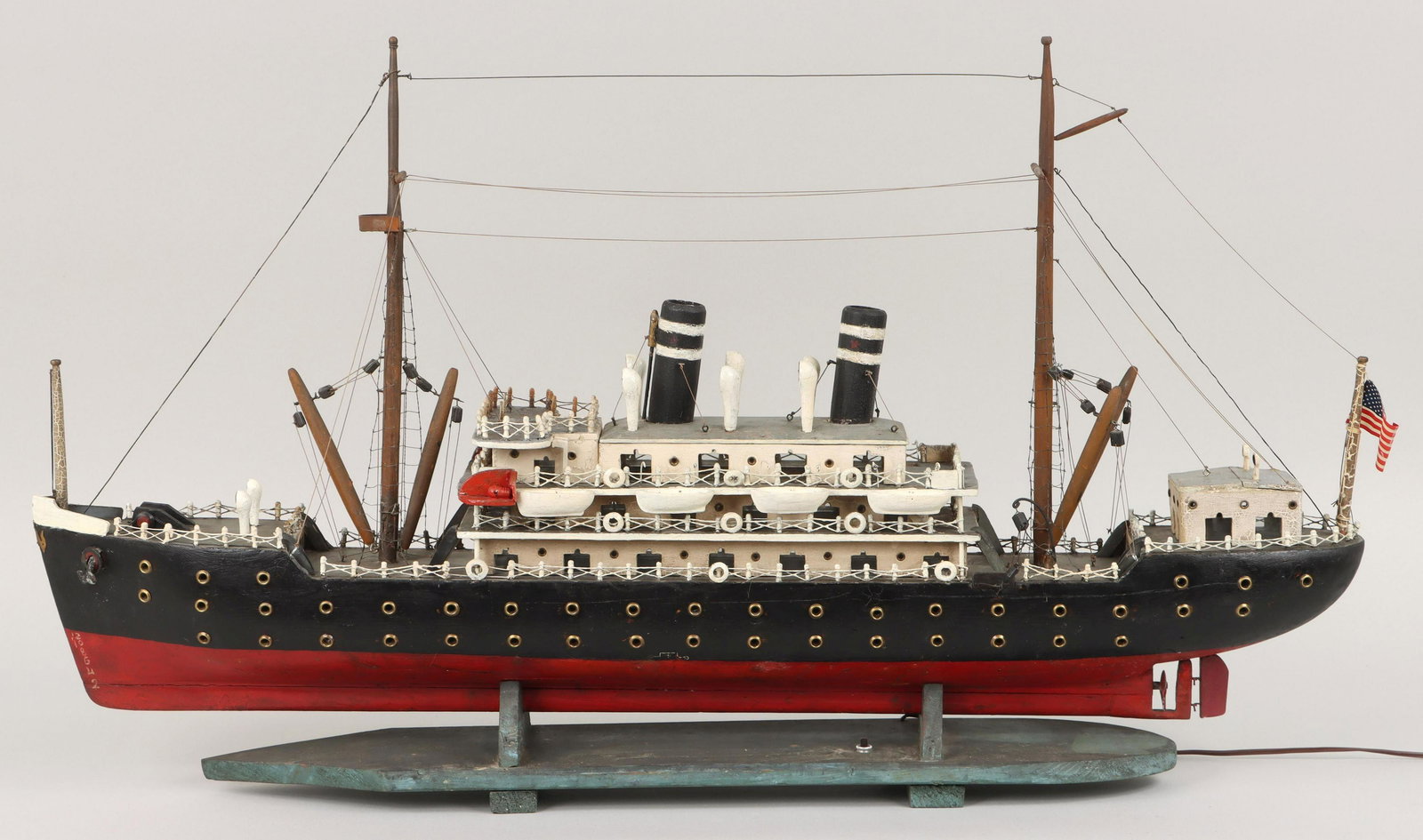 Folk Art steamship model: Folk Art steamship model, electrified. Repairs, paint crackle and losses. 45''l, 25-1/2''h, 8''d. IMPORTANT SHIPPING INFORMATION 1 - LIVE-SHIPPING : The service is provided by Liveauctioneers. This op