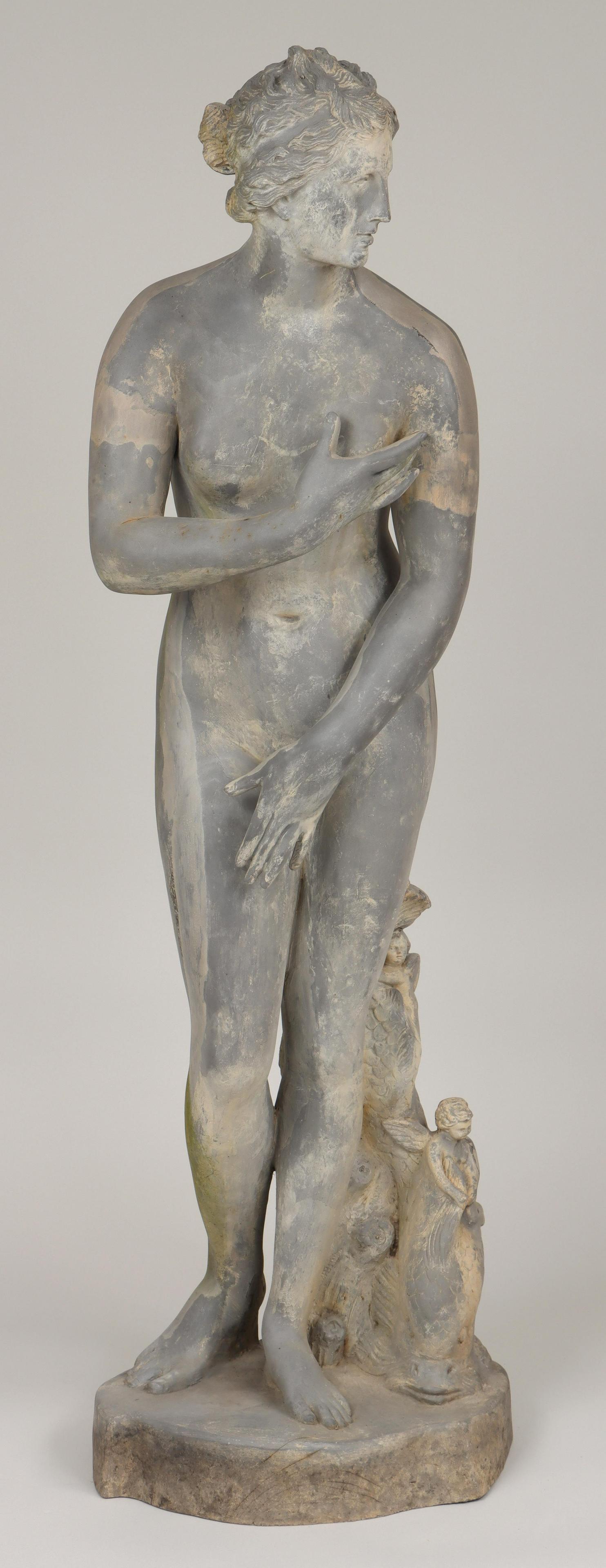 Life-size cast resin garden statue: Life-size cast resin garden statue after the ''Venus de Medici''. Weathered with a few stress hairlines. 63-1/4''h. IMPORTANT SHIPPING INFORMATION 1 - LIVE-SHIPPING : The service is provided by Liveau