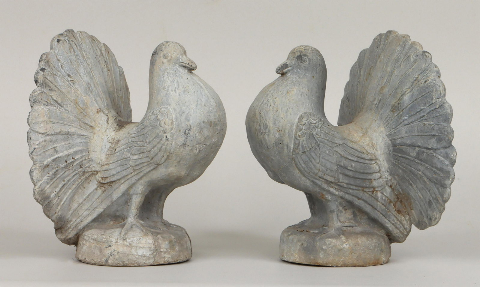 Pair of lead life-size pigeons: Pair of lead life-size pigeon garden sculptures. Minor wear from use. 10-1/2''h, 9-1/2''w, 8-1/4''d. IMPORTANT SHIPPING INFORMATION 1 - LIVE-SHIPPING : The service is provided by Liveauctioneers. This