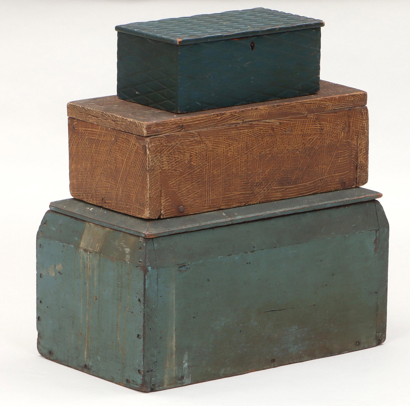 American country painted wood boxes: Group of (3) American country painted wood boxes, to include: blue-painted box having removeable lid and top rim both with beveled edges; yellow-painted box with hatching and hinged lid, (one split hi
