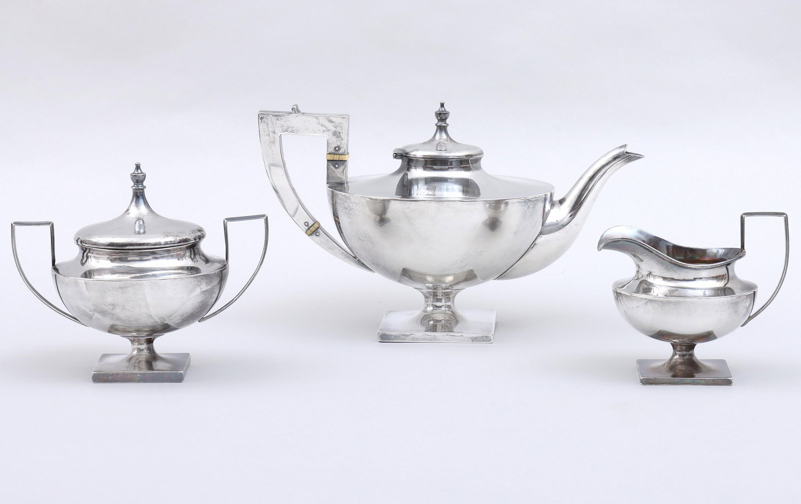 American Sterling Silver Three-Piece Tea Set Barbour Silver Co., Hartford, CT, late 19th/early 20th: American Sterling Silver Three-Piece Tea Set Barbour Silver Co., Hartford, CT, late 19th/early 20th century with squared handles and square feet, to include: teapot, having hinged lid with urn-form fi