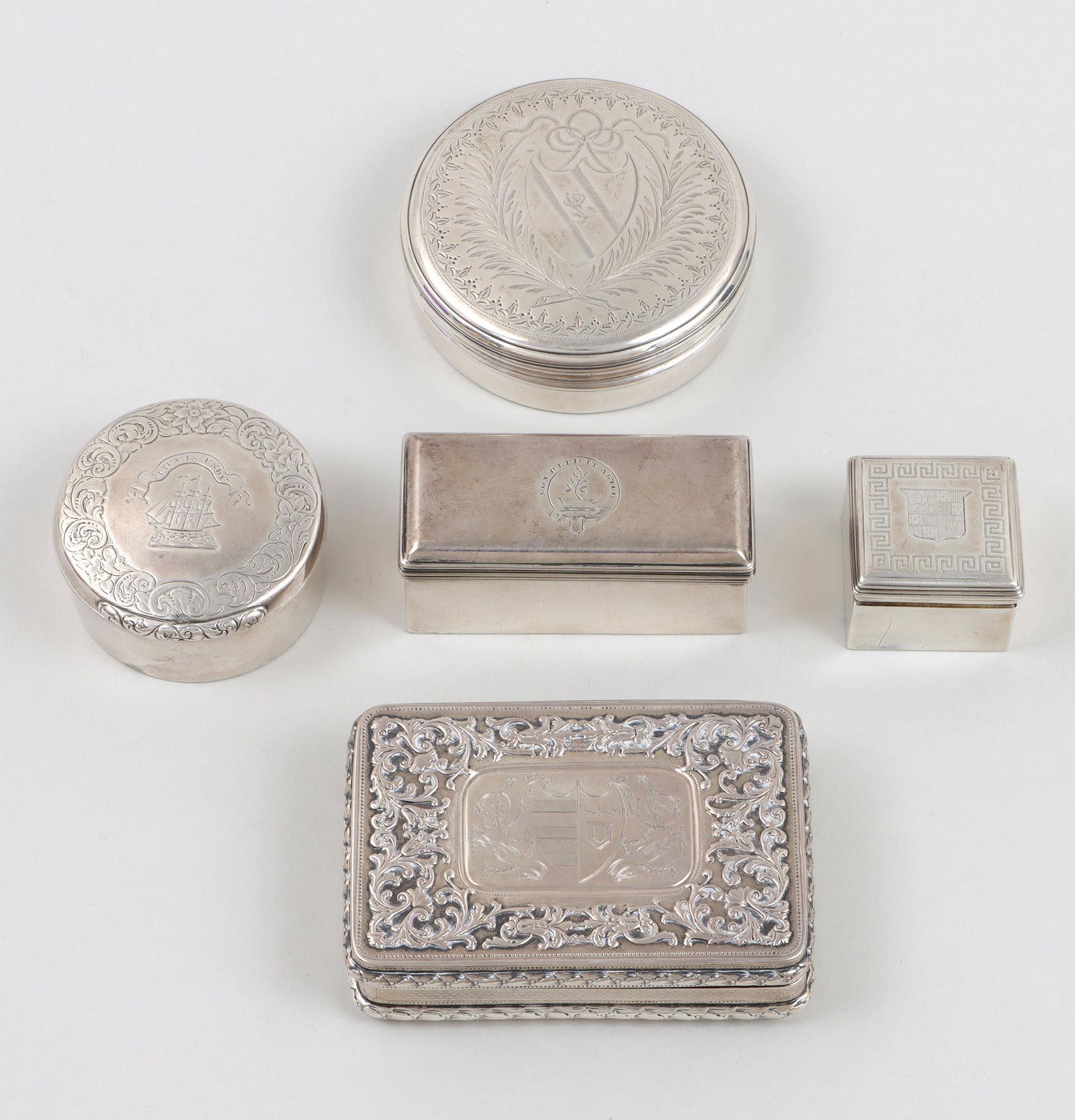 Group of (5) Georgian and Victorian sterling silver snuff boxes with crests. (1 of 20)