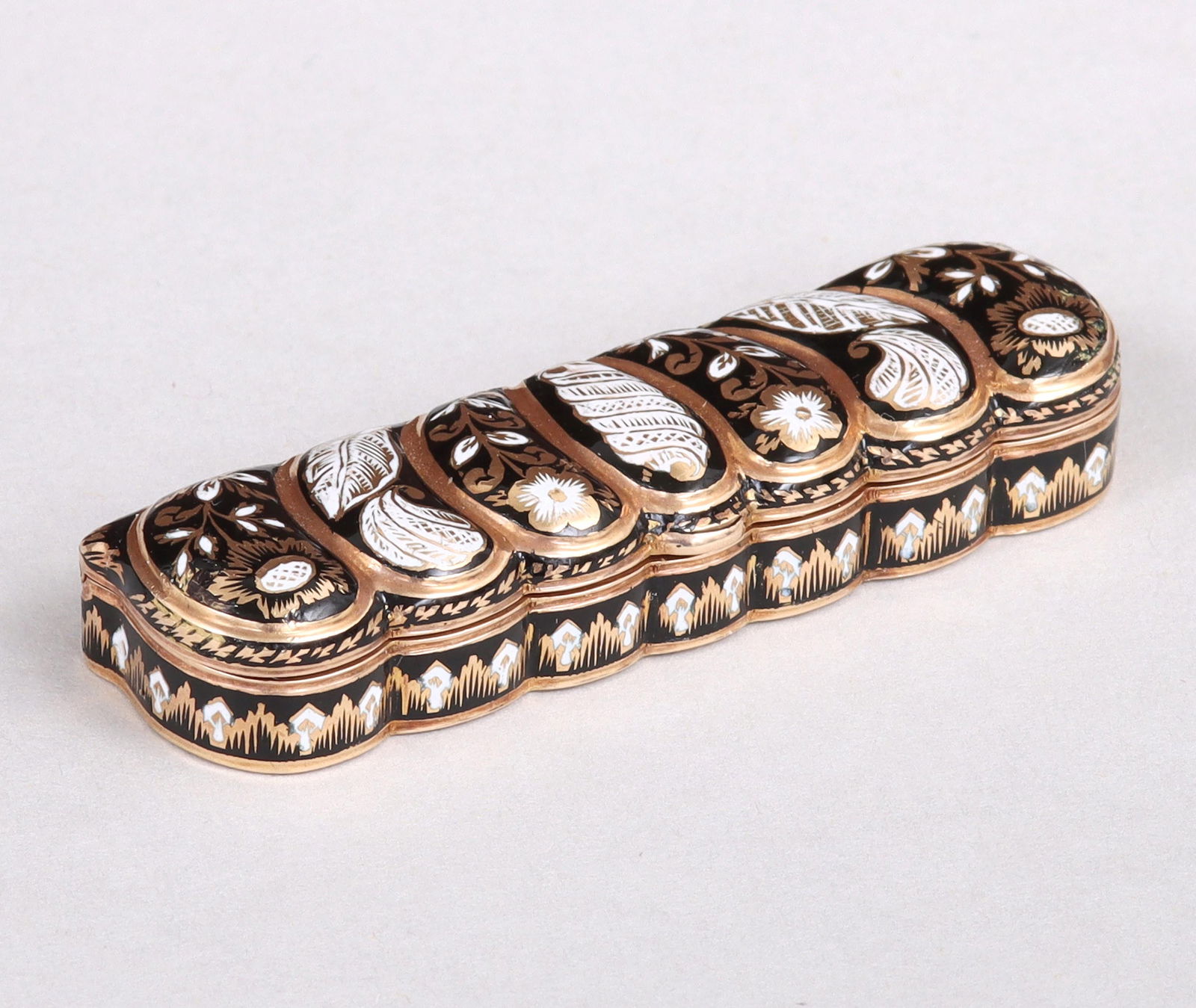 18k gold enameled shell-form box. (1 of 7)