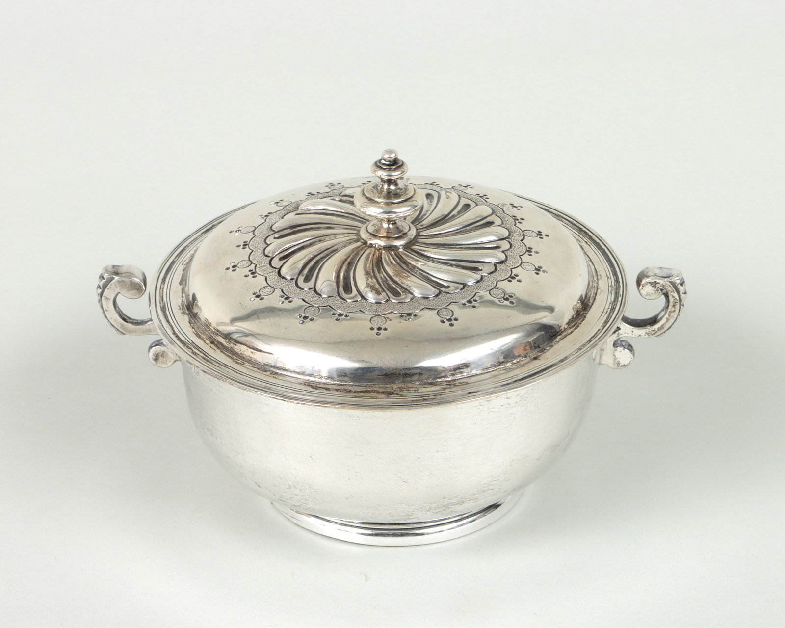 Edward VII/George V Sterling Silver Covered Dish: Edward VII/George V Sterling Silver Covered Presentation Dish Asher Solovitch, London, 1910 of round form, the repousse and chased cover having a shaped finial surrounded by gadrooning, a textured and