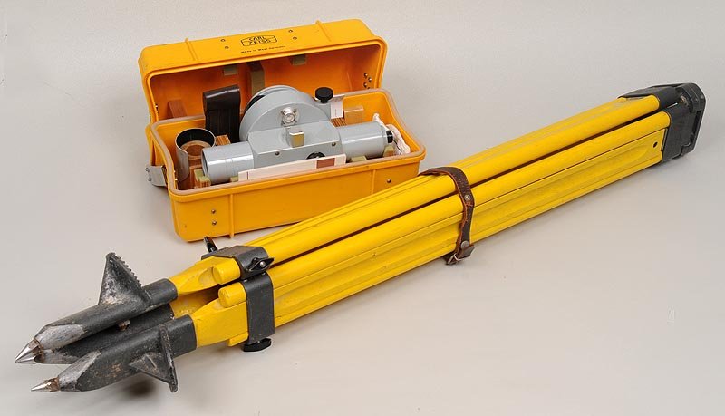 Zeiss Level N12 with tripod: Zeiss Level N12 with tripod, VG+, as-new condition.