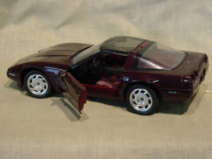 Franklin Mint 1/24 Scale 1993 Chevrolet Corvette: Die Cast model has removeable top, produced in 1993