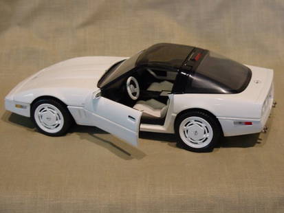 Franklin Mint 1/24 Scale 1988 Chevrolet Corvette: Die Cast model has removeable top, produced in 1988