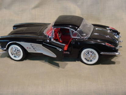 Franklin Mint 1/24 Scale 1958 Chevrolet Corvette: Die Cast model has removeable top