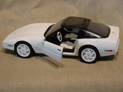 Franklin Mint 1/24 Scale 1988 Chevrolet Corvette: Die Cast model has removeable top, produced in 1988