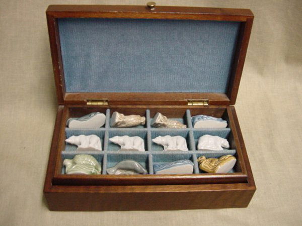 Presentation box with 20 Wade figurines: Wade figurines include: 5 polar bears, 3 seals, 3 hawks, 3 turtles, wolf, 2 fish, 3 sloths