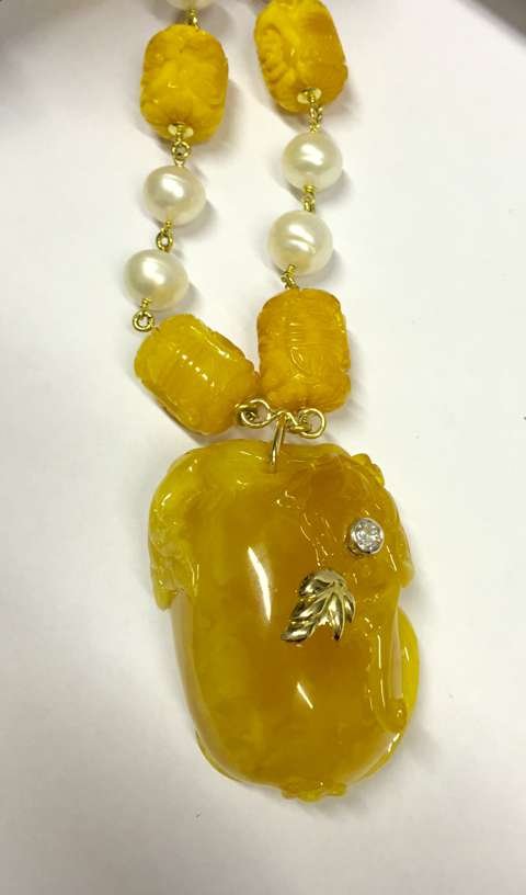 Chinese amber necklace and gold (1 of 1)