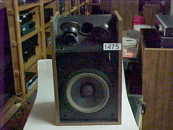 1 pair Bose 301 2-way speakers: 1 pair Bose 301 2-way speakersCondititon: Clean Weight: 10 LBS each17x9.5x10.5 inches