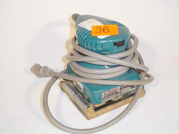 Makita finishing sander Model B04510