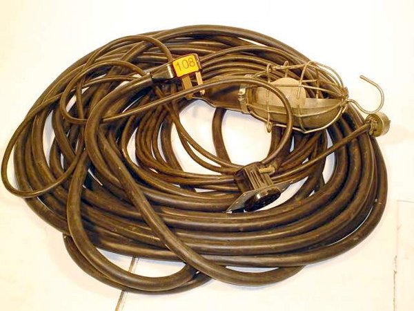 Shop light with 3 phase extenstion cable