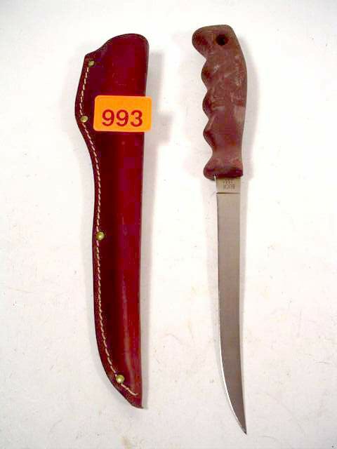 Buck fillet knife 7 inch blade w/brown l: Buck fillet knife 7 inch blade w/brown leather carrying case, Condition : Very good Weight: 1 LBS 13x3x1