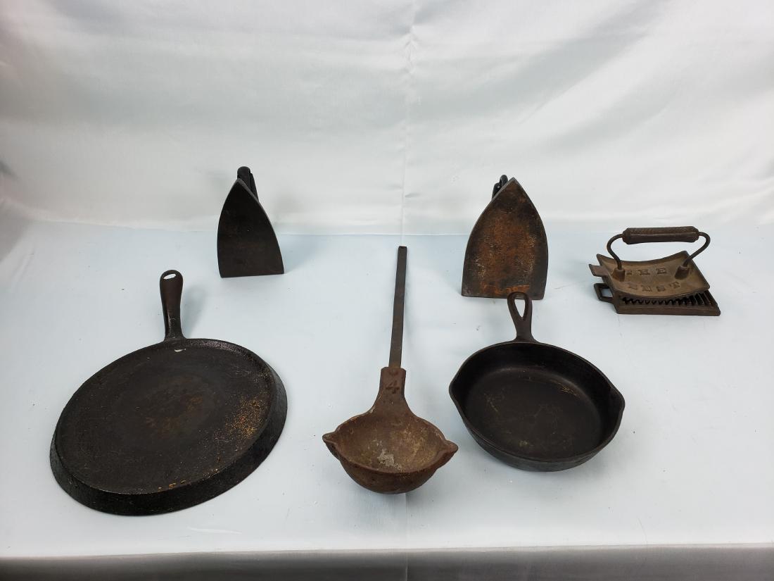CAST IRON HOUSEHOLD UTENSILS incl. GRISWOLD 739 griddle (1 of 19)