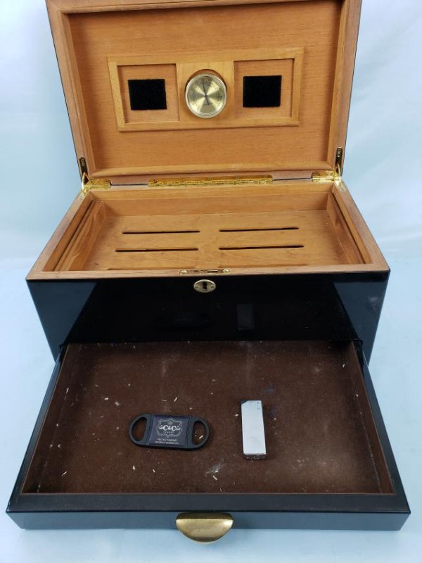 HUMIDOR SUPREME LIMITED EDITION with CIGAR CUTTER