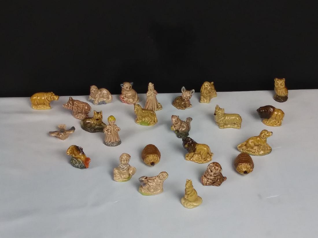 WADE POTTERY MINIATURE FIGURES COLLECTIBLES (1 of 8)