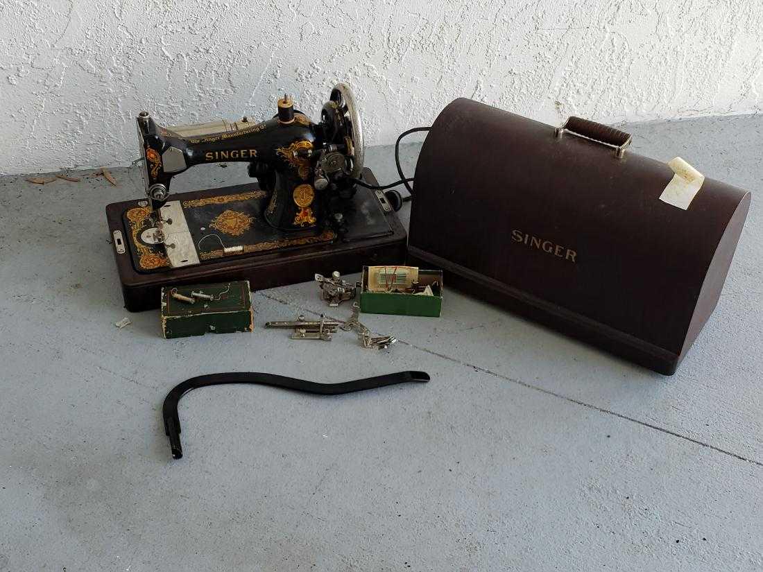 1910 SINGER SEWING MACHINE IN LOCKING BENTWOOD COVER (1 of 10)