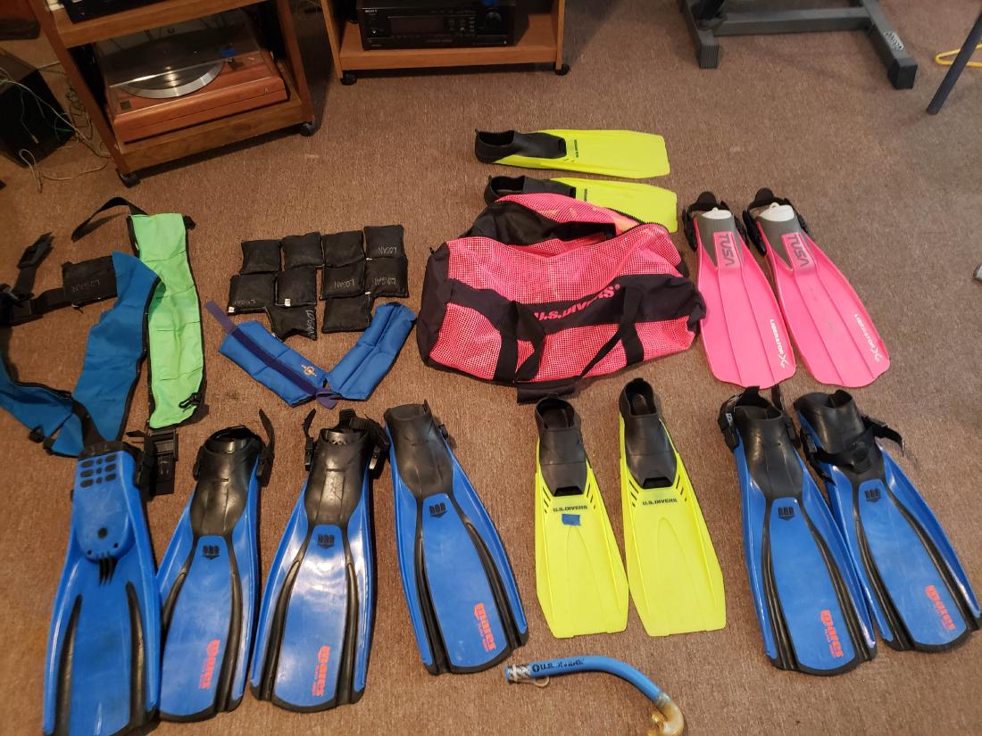 SIX PAIR DIVERS FINS, MARES, US DIVERS, TUSA: Six pair divers fins including brands MARES, US DIVERS, and TUSA. Also there are some diving weight, and a snorkel. These used diving fins which are top of the line generally sell in the $25 to $50 a 