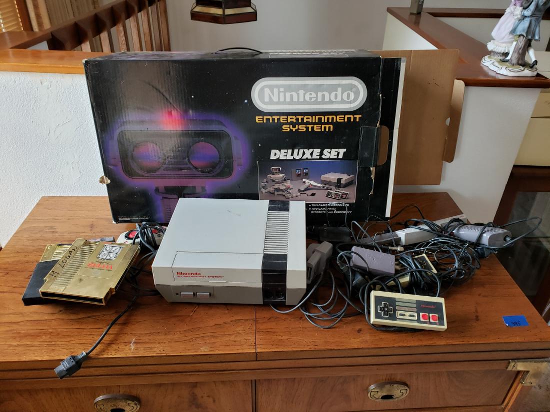 NINTENDO DELUXE SET NES-001, FOUR GAMES (1 of 5)