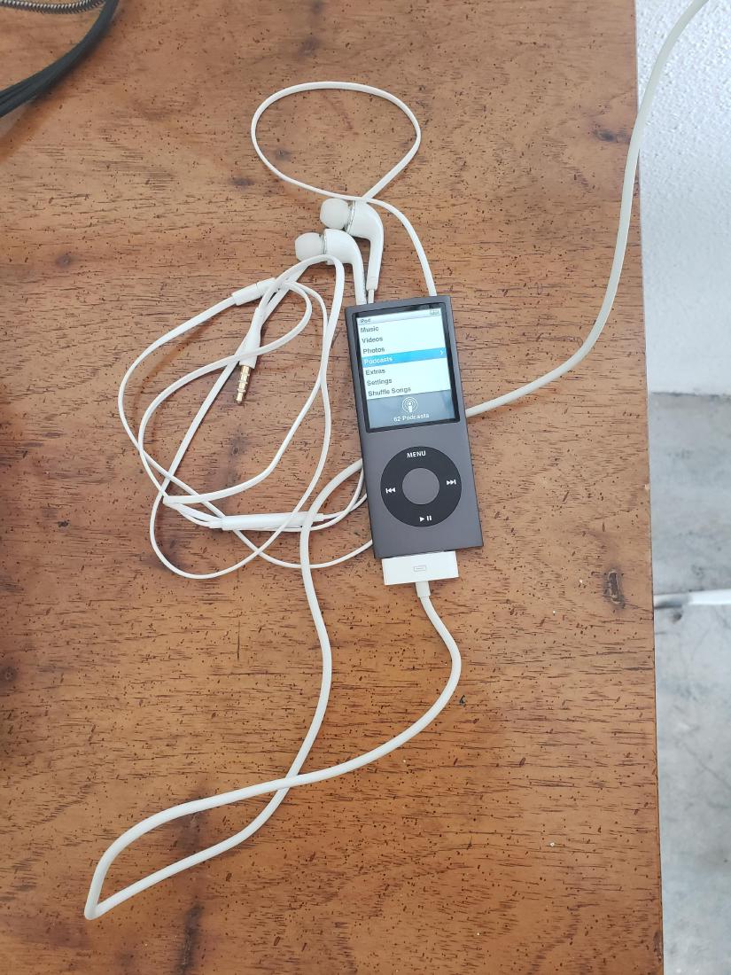 iPOD 8GB with EAR BUDS (1 of 2)