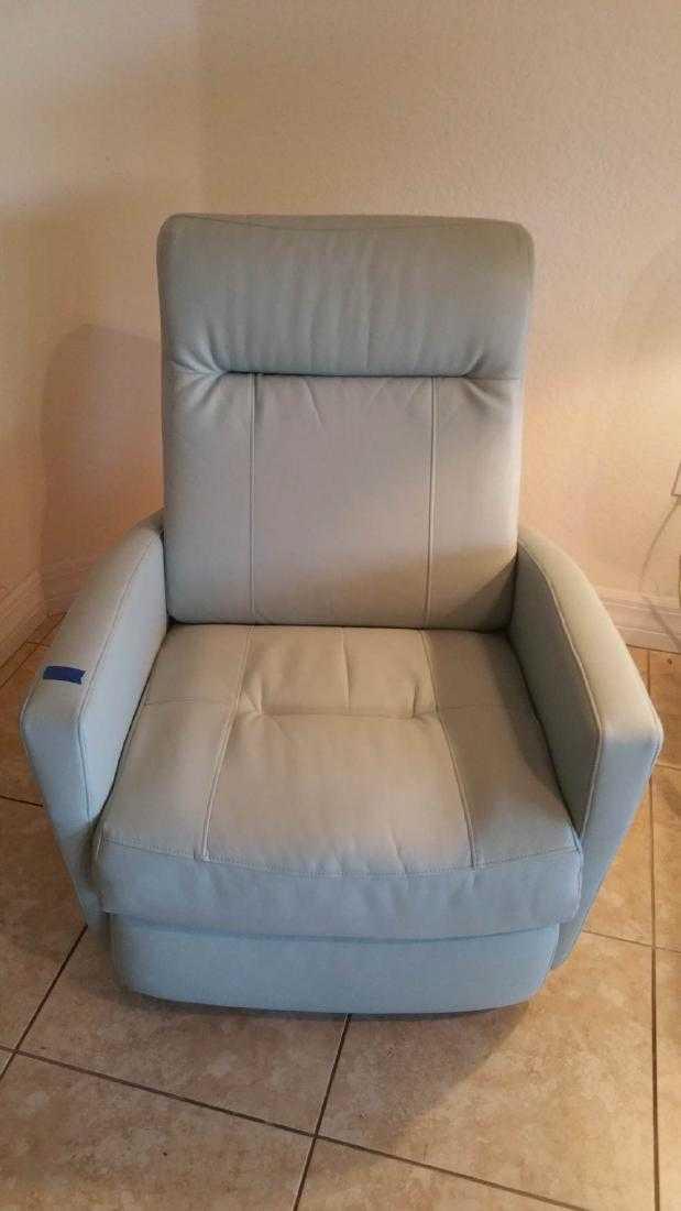 BEST HOME FURNISHINGS Felicia Collection PETITE RECLINE (1 of 8)